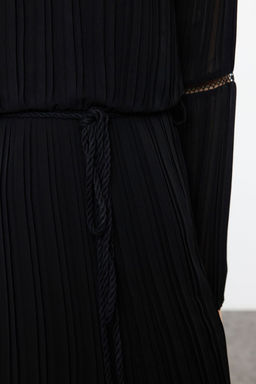 Trendyolmilla Siyah Kusakl? Etegi Belden Ac?lan Pliseli Mini Dokuma K?sl?k Elbise TWOAW25EL00496  фото 4
