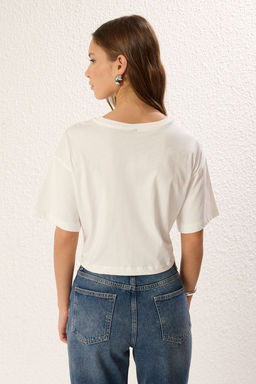 Ekru %100 Kal?n Pamuklu Relaxed/Rahat Kal?p Yuksek Slogan Bask?l? Orme T-Shirt TWOSS25TS00079