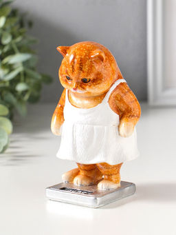 Сувенир полистоун лак "Кошка в белом сарафане стоит на весах" 7,5х7,2х12,5 см