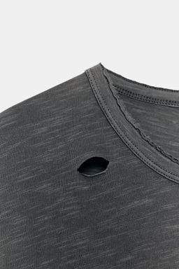CAMISETA OVERSIZE ROTOS TEXTO / Carb?n