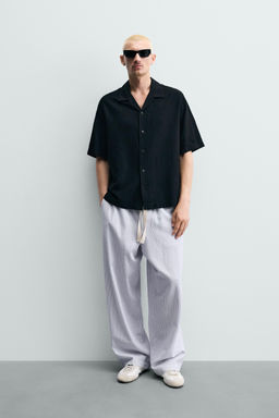 CAMISA REGULAR FIT FLUIDA / Negro