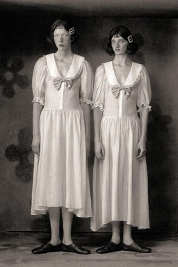 FLOWING LACE MIDI DRESS