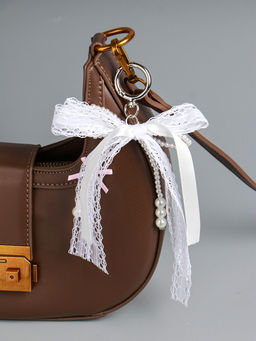 Брелок для ключей на карабине «Жемчужный бант с кружевной тесьмой», бусины d=0.4 и 0.8 см, на сумку, рюкзак, 16×9.5×1 см