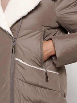 Пальто утепленное с капюшоном зимнее женское коричневого цвета 132255K - Visdeer фото 12