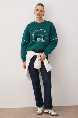 Zumrut Yesili Kal?n Ici Polarl? Slogan Nak?sl? Oversize Bisiklet Yaka Orme Sweatshirt TWOAW26SW00078