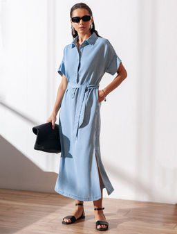 Длинное платье-рубашка с поясом и разрезами из джинсового лиоцелла