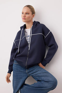 Lacivert Kapusonlu ve Biye Detayl? Oversize/Genis Kal?p Orme Sweatshirt TWOAW26SW00106
