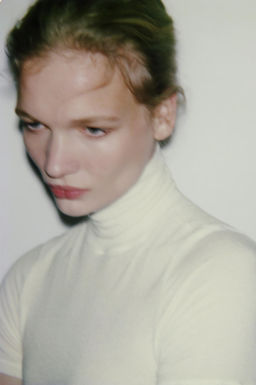 ASYMMETRIC HIGH NECK T-SHIRT - Zara фото 2