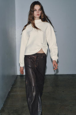 RUSTIC BROOCH SWEATSHIRT