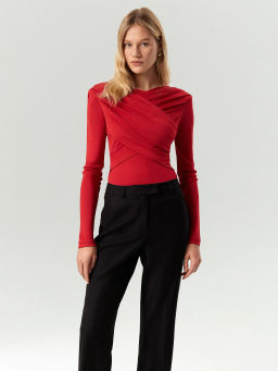 ЕМКА / Лонгслив с драпировкой и подплечниками - Emka фото 2