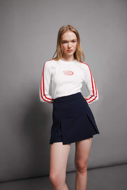 Женская белая классная футболка с круглым вырезом и длинными рукавами в рубчик с принтом - Defacto фото 2