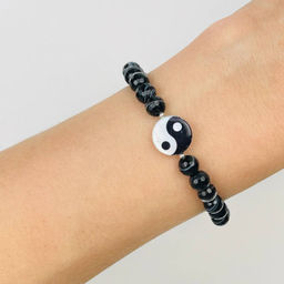 Браслет из полосатого Агата с перламутровой вставкой Инь-Янь