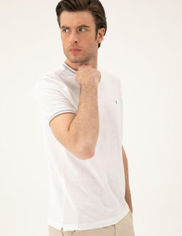 Белая приталенная футболка с круглым вырезом