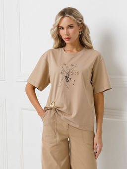 Футболка с принтом и брошью