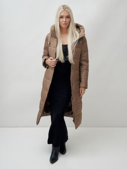 Пальто утепленное стеганное зимнее с капюшоном женское коричневого цвета 9606K