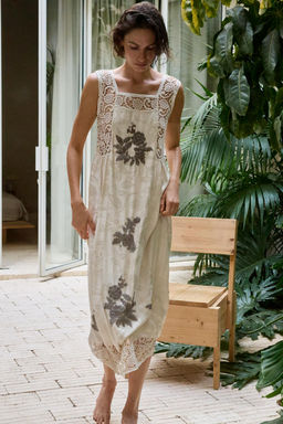 VESTIDO JACQUARD BORDADOS ABALORIOS / Crudo