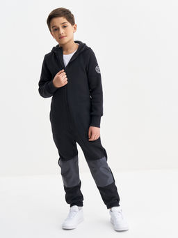 Черный комбинезон с наколенниками для мальчика