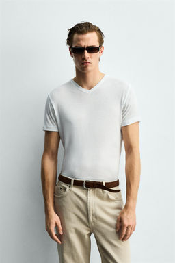 CAMISETA CUELLO PICO ESTRUCTURA VISCOSA / Blanco