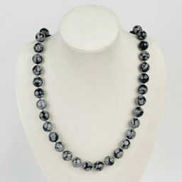 Колье из снежного Обсидиана