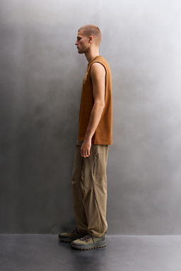 CAMISETA TANK ESTAMPADO CONTRASTE / Ocre