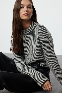 Ekru Crop Yumusak Dokulu Bisiklet Yaka Triko Kazak TWOAW25KZ00000