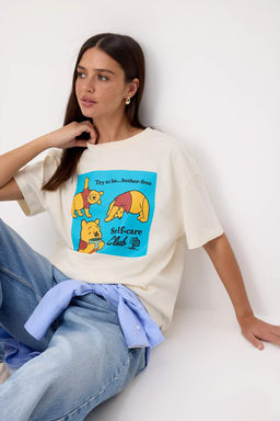 Ekru Winnie The Pooh Lisansl? Oversize/Genis Kal?p Tok %100 Pamuk Orme T-Shirt TWOSS26TS00141 - Trendyolmilla фото 2