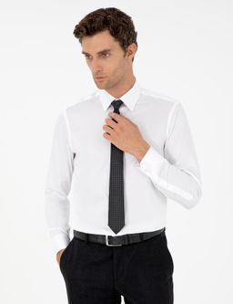 Белая приталенная рубашка с длинным рукавом