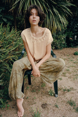 TOP PLIEGUES ENCAJE / Beige