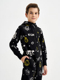 Черный комбинезон для мальчика с принтом