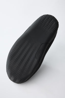 ZAPATILLA ACOLCHADA / Negro