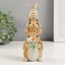 Фигурка полистоун Пирамидка: Зайчики с пасхальным яичком и птичкой, 8.5?6?17.5 см