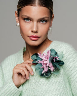 Объемная брошь из органзы