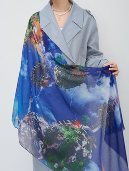 Большой, красивый двусторонний палантин с рисунком в стиле арт-декои необычной текстурой ткани. Края изделия украшены бахрамой. Только ручная стирка.