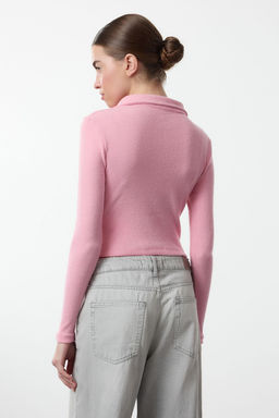 Pembe Dugme Detayl? Vucuda Oturan Crop Polo Yaka Fitilli Esnek Orme Bluz TWOAW22BZ0522