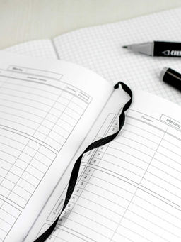 Дневник школьный арт. 68700 / 15 СЕРДЕЧКИ НА ЧЕРНОМ