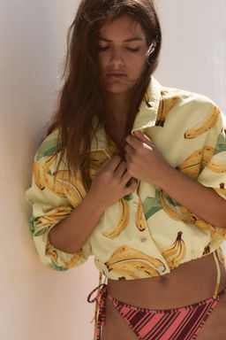 CHAQUETA CORTA ESTAMPADO FRUTAS / amarillo