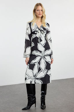 TRENDYOLMILLA Siyah Cicek Desenli A Kesim Baglama Detayl? V Yaka Midi Saten Dokuma Elbise TWOAW25EL00237  фото 6