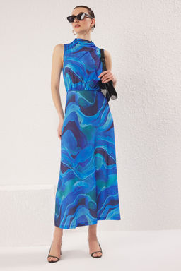 TRENDYOLMILLA Mavi Soyut Bask?l? Dik Yaka Drapeli Belden Ac?lan Esnek Maxi Orme Elbise TWOSS25EL00381  фото 8