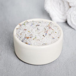 Соль для ванны с лепестками лаванды Be well and happy, 370 г, Beauty Fox