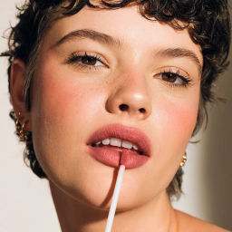 Увлажняющая жидкая матовая губная помада Ultra Colour, 4 мл - Avon фото 2