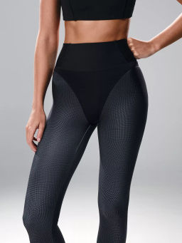 Моделирующие спортивные леггинсы