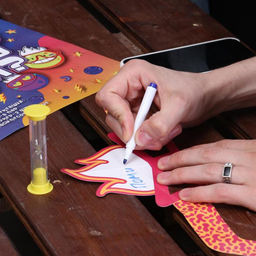 Настольная игра «Кто Я?» 6 очков, 2 стираемых маркера, часы песочные 1 мин