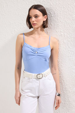 TRENDYOLMILLA Lila Buzgu Detayl? Havuz Yaka Fitted/Vucuda Oturan Orme Atlet TWOSS25BZ00026