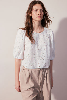 Blusa con bordado ingles