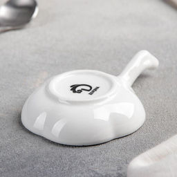 Соусник керамический с ручкой Доляна «Цветочек», 40 мл, 10.5×7 см, цвет белый