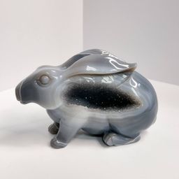 Кролик резной из Агата с жеодой