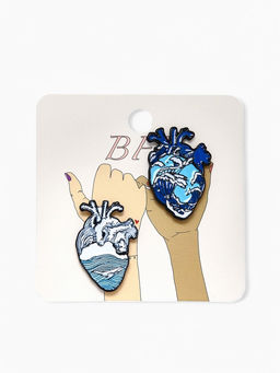 Значки-неразлучники Сердца, 2 шт. бело-голубые в чёрном металле