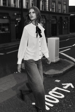 RUFFLED BLOUSE WITH CONTRAST BOW