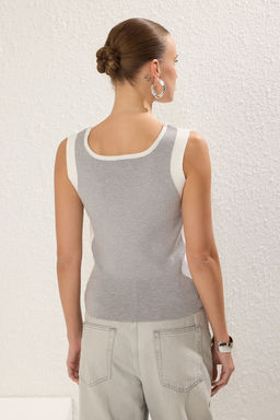 Trendyolmilla Ac?k Premium Iplik/Ozel Iplik Gri Renk Bloklu Triko Ince Bluz TWOSS25BZ00308