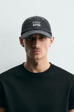 GORRA LAVADA TEXTO BORDADO PESPUNTES / Gris